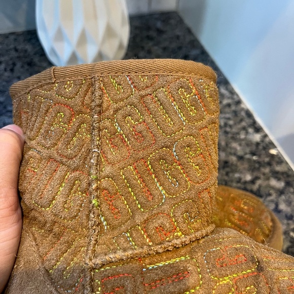 Girls Ugg Boots with multicolor stitching - Picture 8 of 9